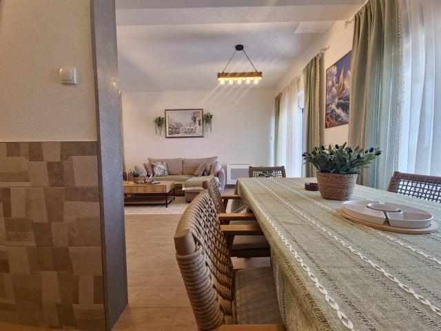 Izdaje se kuća sa bazenom, dva odvojena stana i panoramskim pogledom – Krimovica, Kotor (dugoročni n