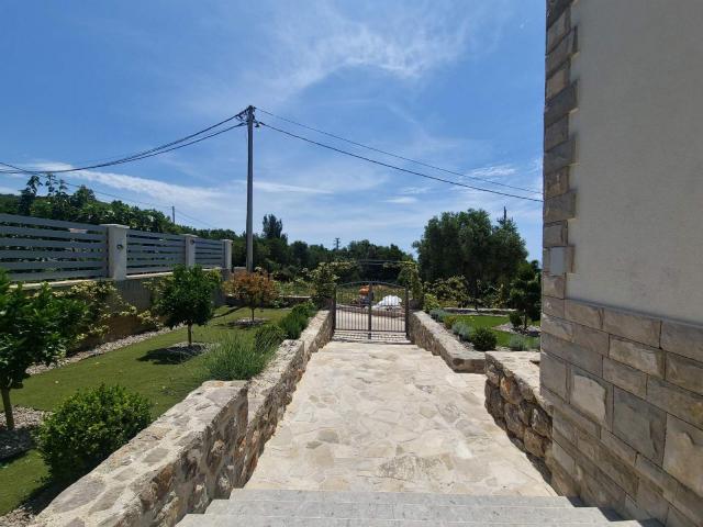 Izdaje se kuća sa bazenom, dva odvojena stana i panoramskim pogledom – Krimovica, Kotor (dugoročni n