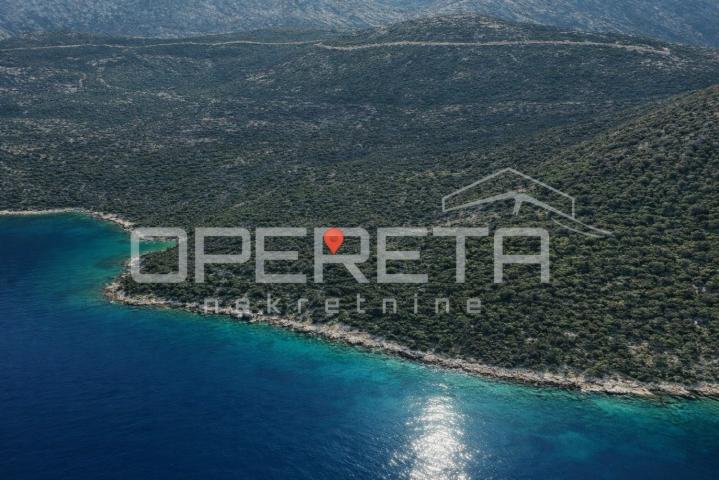 Dvije parcele 4.690 m2 uz more, s objektom, Baćina