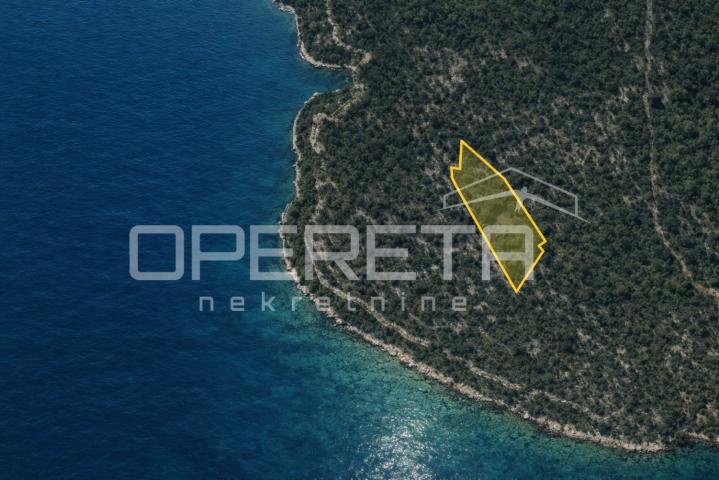 Dvije parcele 4.690 m2 uz more, s objektom, Baćina