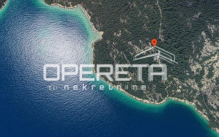 Dvije parcele 4.690 m2 uz more, s objektom, Baćina