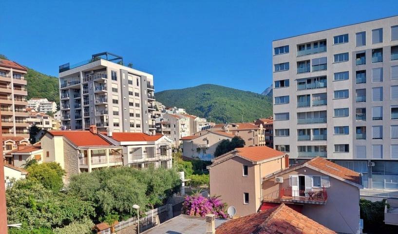 Prodaja dvosobnog stana 54m² u centru Budve –3 terase i izuzetna lokacija