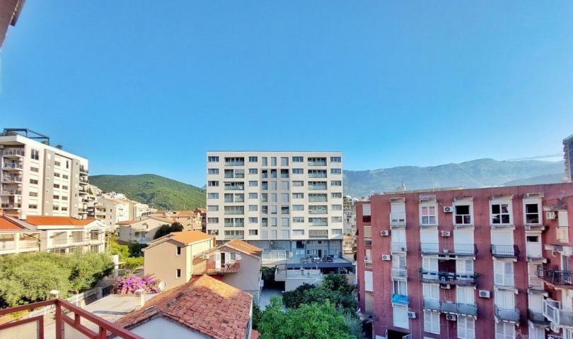 Prodaja dvosobnog stana 54m² u centru Budve –3 terase i izuzetna lokacija