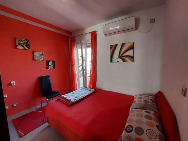 Prodaja dvosobnog stana 54m² u centru Budve –3 terase i izuzetna lokacija