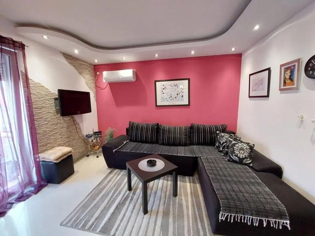 Prodaja dvosobnog stana 54m² u centru Budve –3 terase i izuzetna lokacija