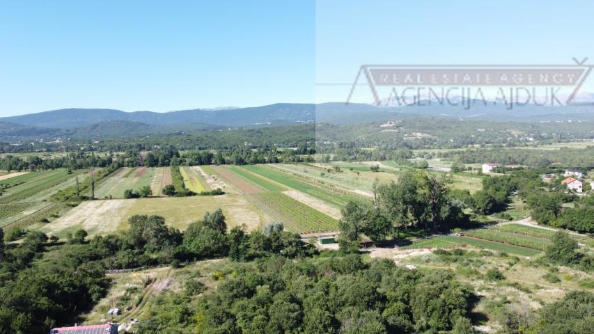 Imotski građevinsko zemljište 7803 m2 Glavina Donja