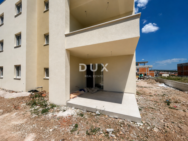 ŠIBENIK, VODICE – Ground floor apartment with a yard in a NEW BUILDING! OPPORTUNITY!