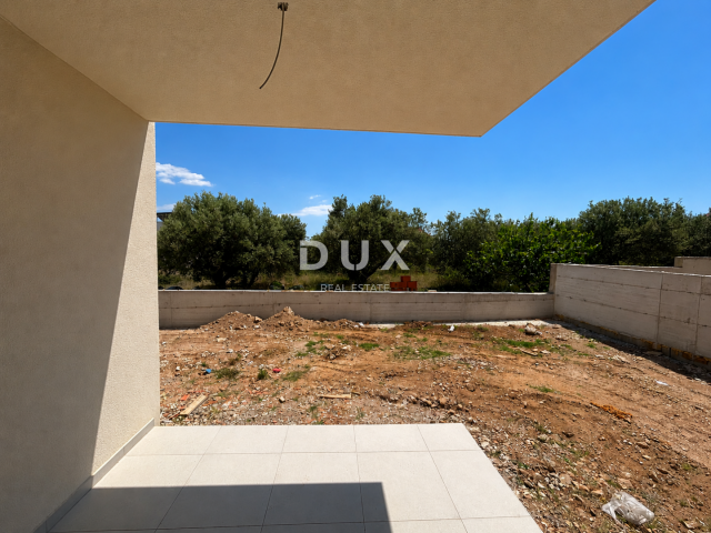 ŠIBENIK, VODICE – Ground floor apartment with a yard in a NEW BUILDING! OPPORTUNITY!