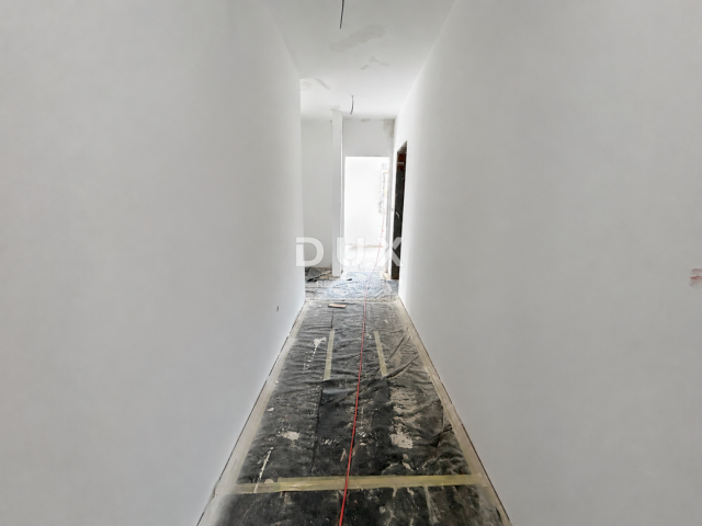 ŠIBENIK, VODICE – Ground floor apartment with a yard in a NEW BUILDING! OPPORTUNITY!