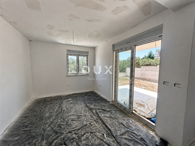 ŠIBENIK, VODICE – Ground floor apartment with a yard in a NEW BUILDING! OPPORTUNITY!