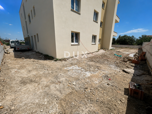 ŠIBENIK, VODICE – Ground floor apartment with a yard in a NEW BUILDING! OPPORTUNITY!