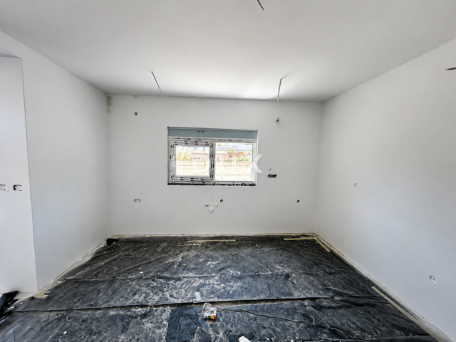 ŠIBENIK, VODICE – Ground floor apartment with a yard in a NEW BUILDING! OPPORTUNITY!