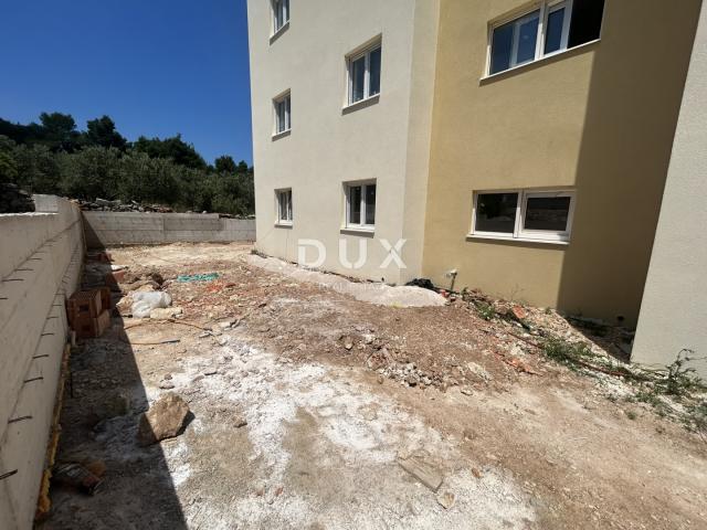 ŠIBENIK, VODICE – Ground floor apartment with a yard in a NEW BUILDING! OPPORTUNITY!