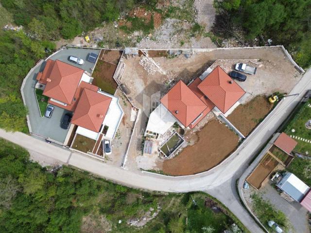 MUČIĆI, MATULJI - DVOJNA KUĆA VISOKI ROH-BAU S BAZENOM