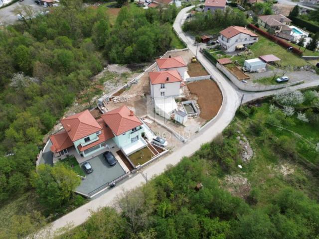 MUČIĆI, MATULJI - DVOJNA KUĆA VISOKI ROH-BAU S BAZENOM