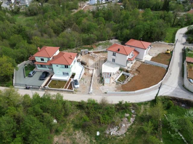 MUČIĆI, MATULJI - DVOJNA KUĆA VISOKI ROH-BAU S BAZENOM