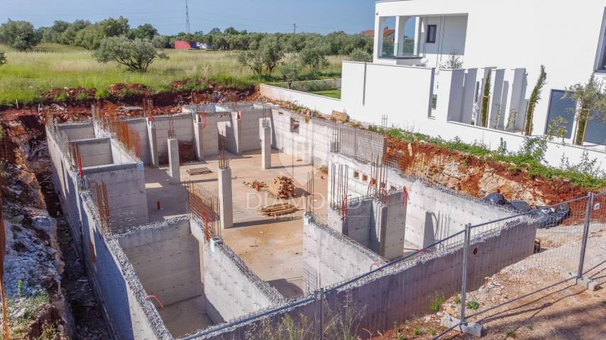 Umag, okolica, građevinsko zemljište sa započetom gradnjom!
