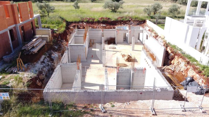 Umag, okolica, građevinsko zemljište sa započetom gradnjom!