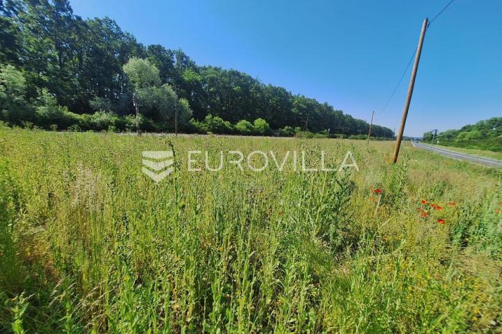 Karlovac, Ilovac, poljoprivredno zemljište 3050 m², uz glavnu cestu, blizina autoceste