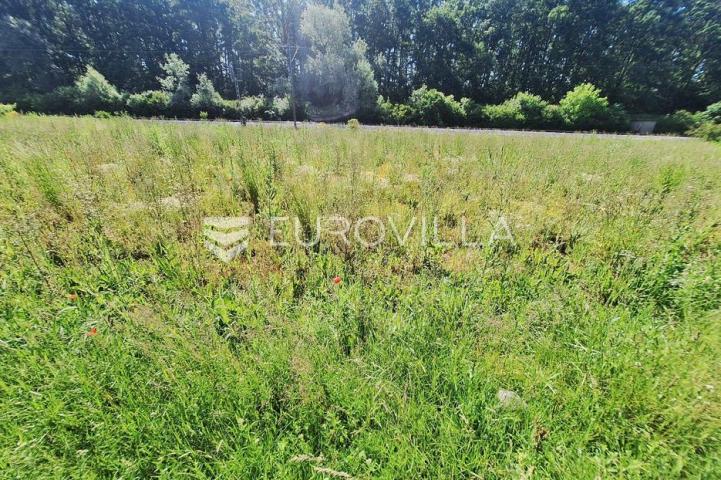 Karlovac, Ilovac, poljoprivredno zemljište 3050 m², uz glavnu cestu, blizina autoceste