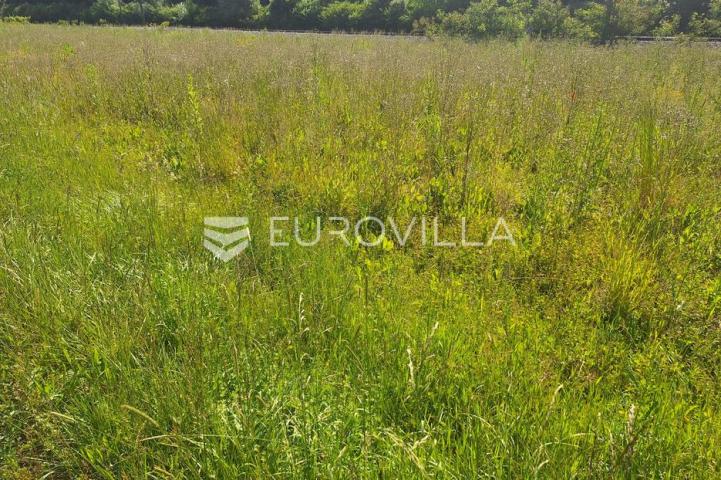 Karlovac, Ilovac, poljoprivredno zemljište 3050 m², uz glavnu cestu, blizina autoceste