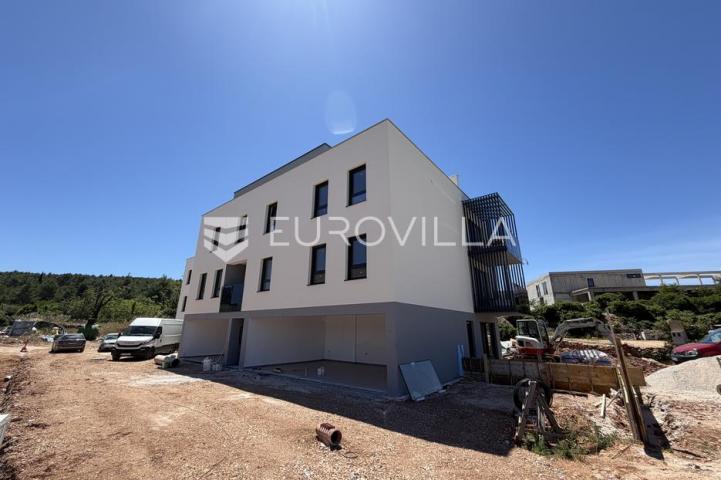 Hvar, Vrboska, trosoban stan u novogradnji neto korisne površine 113.75 m²