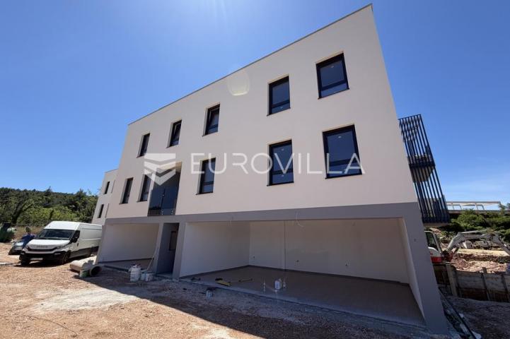 Hvar, Vrboska, trosoban stan u novogradnji neto korisne površine 113.75 m²