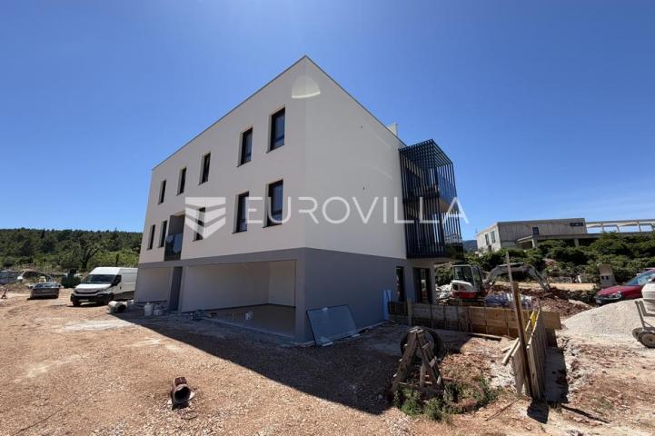 Hvar, Vrboska, trosoban stan u novogradnji neto korisne površine 113.75 m²