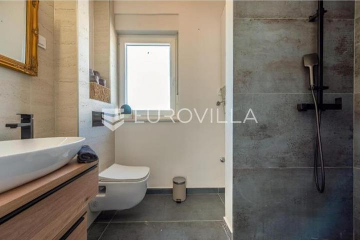 Zadar, Privlaka, Luksuzna dizajnerska vila s bazenom neto korisne površine 132,89 m²