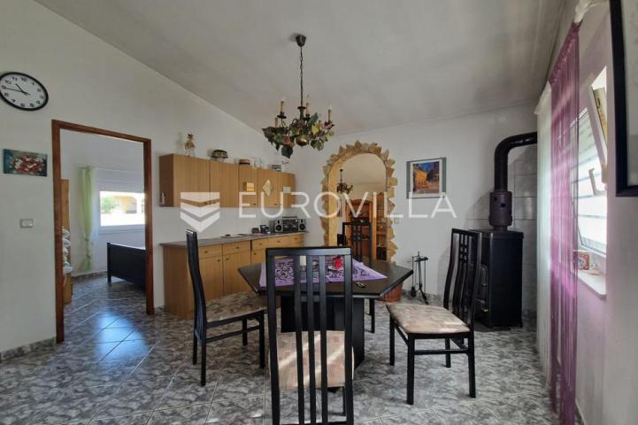 Vir, prizemnica s garažom 80 m od mora građevinska parcela 316 m²