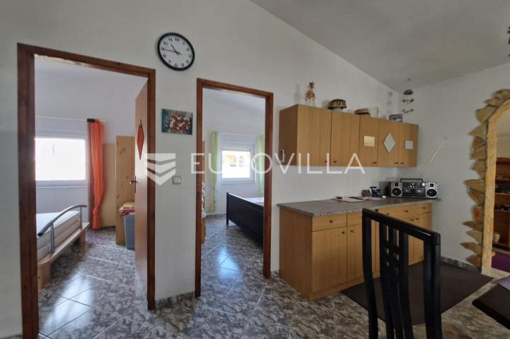 Vir, prizemnica s garažom 80 m od mora građevinska parcela 316 m²