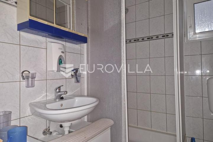 Vir, prizemnica s garažom 80 m od mora građevinska parcela 316 m²