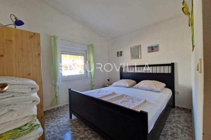 Vir, prizemnica s garažom 80 m od mora građevinska parcela 316 m²