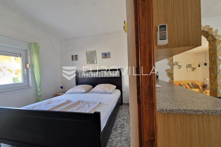 Vir, prizemnica s garažom 80 m od mora građevinska parcela 316 m²
