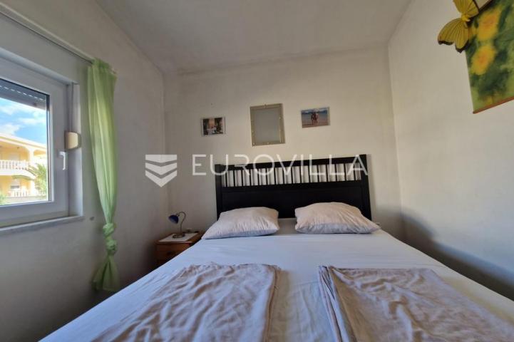 Vir, prizemnica s garažom 80 m od mora građevinska parcela 316 m²