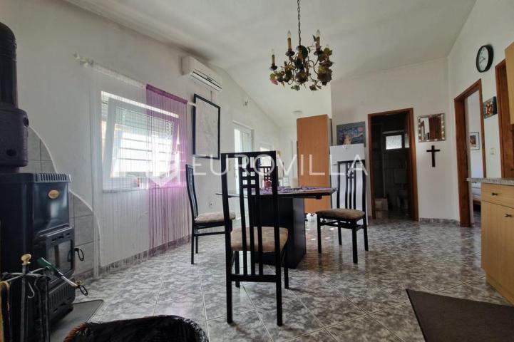 Vir, prizemnica s garažom 80 m od mora građevinska parcela 316 m²