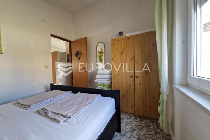 Vir, prizemnica s garažom 80 m od mora građevinska parcela 316 m²
