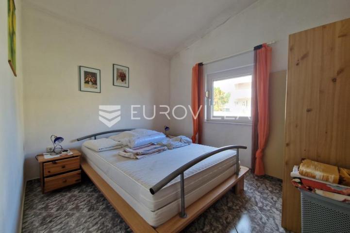 Vir, prizemnica s garažom 80 m od mora građevinska parcela 316 m²