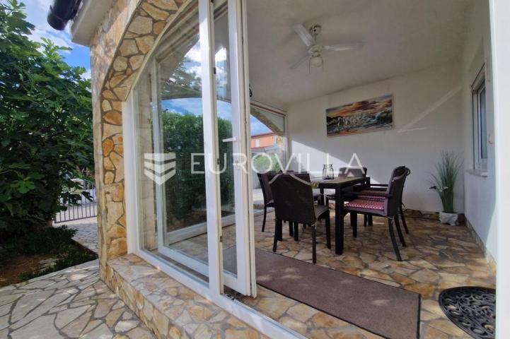 Vir, prizemnica s garažom 80 m od mora građevinska parcela 316 m²