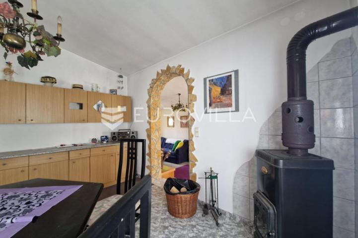 Vir, prizemnica s garažom 80 m od mora građevinska parcela 316 m²
