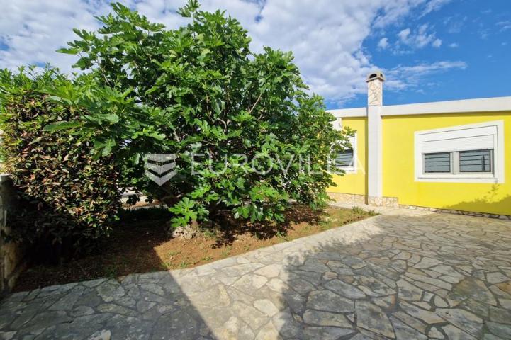 Vir, prizemnica s garažom 80 m od mora građevinska parcela 316 m²