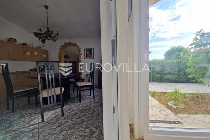 Vir, prizemnica s garažom 80 m od mora građevinska parcela 316 m²