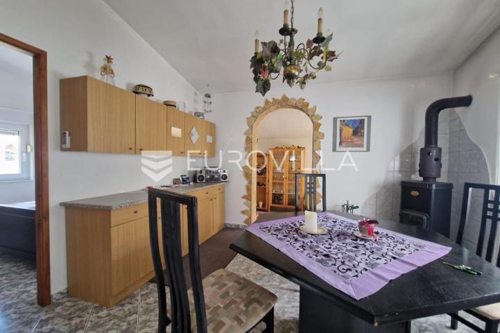 Vir, prizemnica s garažom 80 m od mora građevinska parcela 316 m²