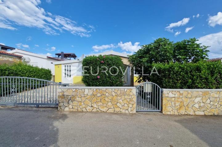 Vir, prizemnica s garažom 80 m od mora građevinska parcela 316 m²