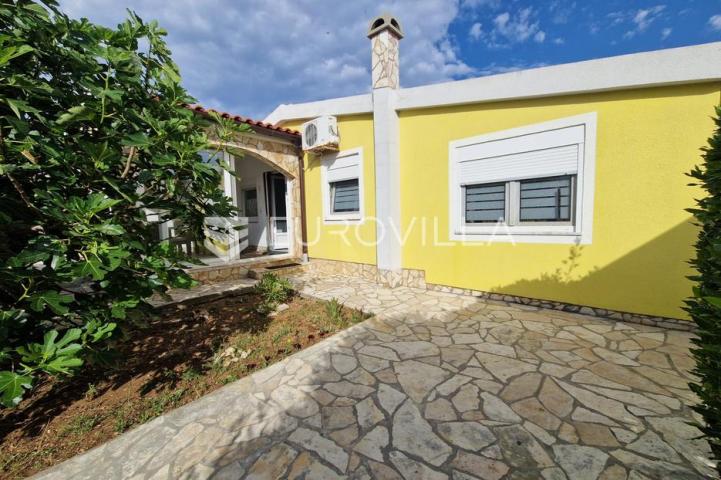 Vir, prizemnica s garažom 80 m od mora građevinska parcela 316 m²