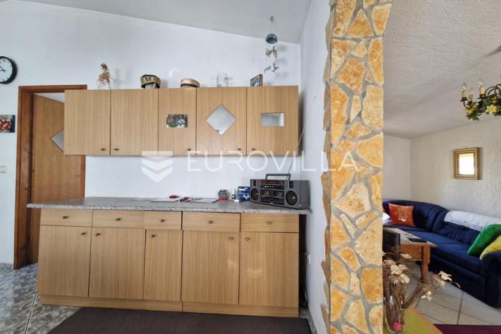 Vir, prizemnica s garažom 80 m od mora građevinska parcela 316 m²