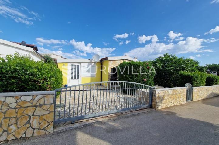 Vir, prizemnica s garažom 80 m od mora građevinska parcela 316 m²
