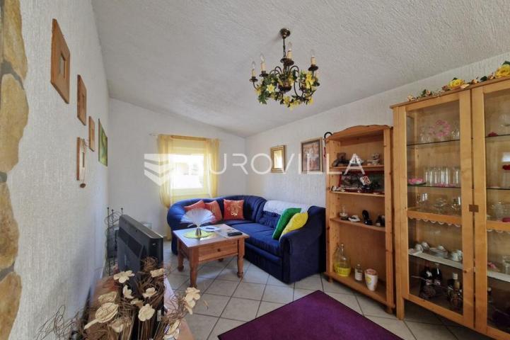 Vir, prizemnica s garažom 80 m od mora građevinska parcela 316 m²