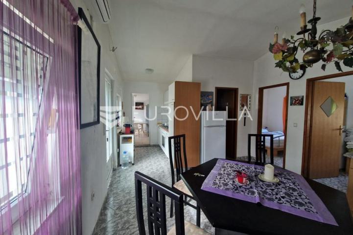 Vir, prizemnica s garažom 80 m od mora građevinska parcela 316 m²