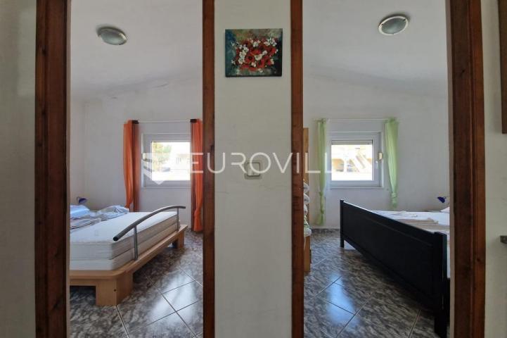 Vir, prizemnica s garažom 80 m od mora građevinska parcela 316 m²
